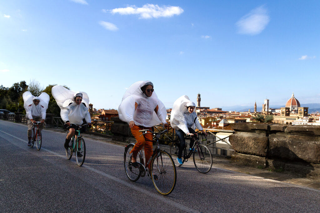 Jessica Findley, ideatrice della performance, con tre performer, percorrono le strade del piazzale Michelangelo. Sullo sfondo il Duomo, gli Uffizi e Palazzo Vecchio.